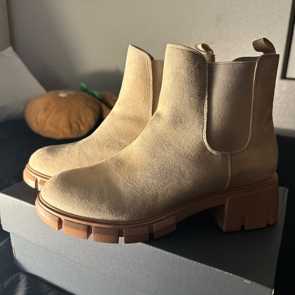 Women's Tan Chelsea Boots